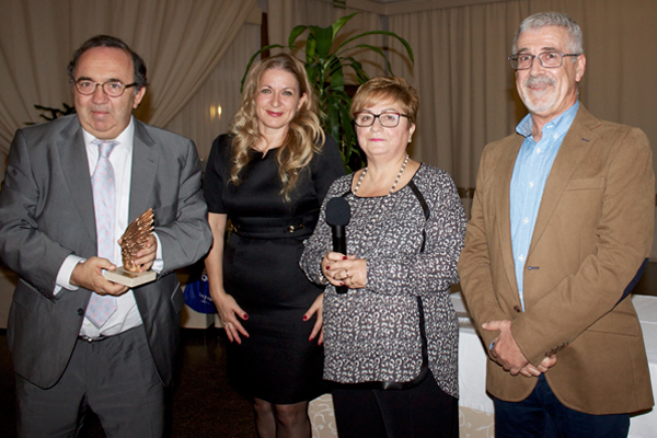 El Rector Orihuela recoge el premio ‘Juntos por Adahi’ para la UM